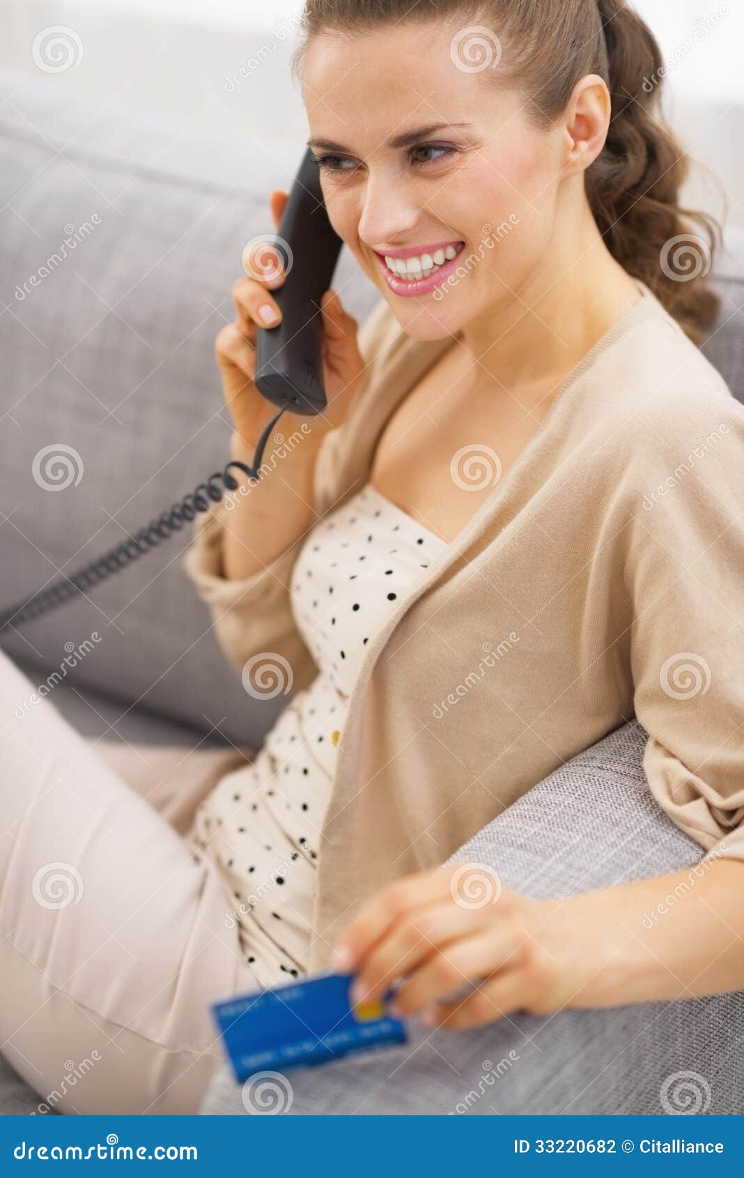 Пока она разговаривала по телефону видео. Девушка сидит в телефоне. Картинки на телефон девушки. Молодые сидят в телефоне. Женщина сидит в телефоне нервная.