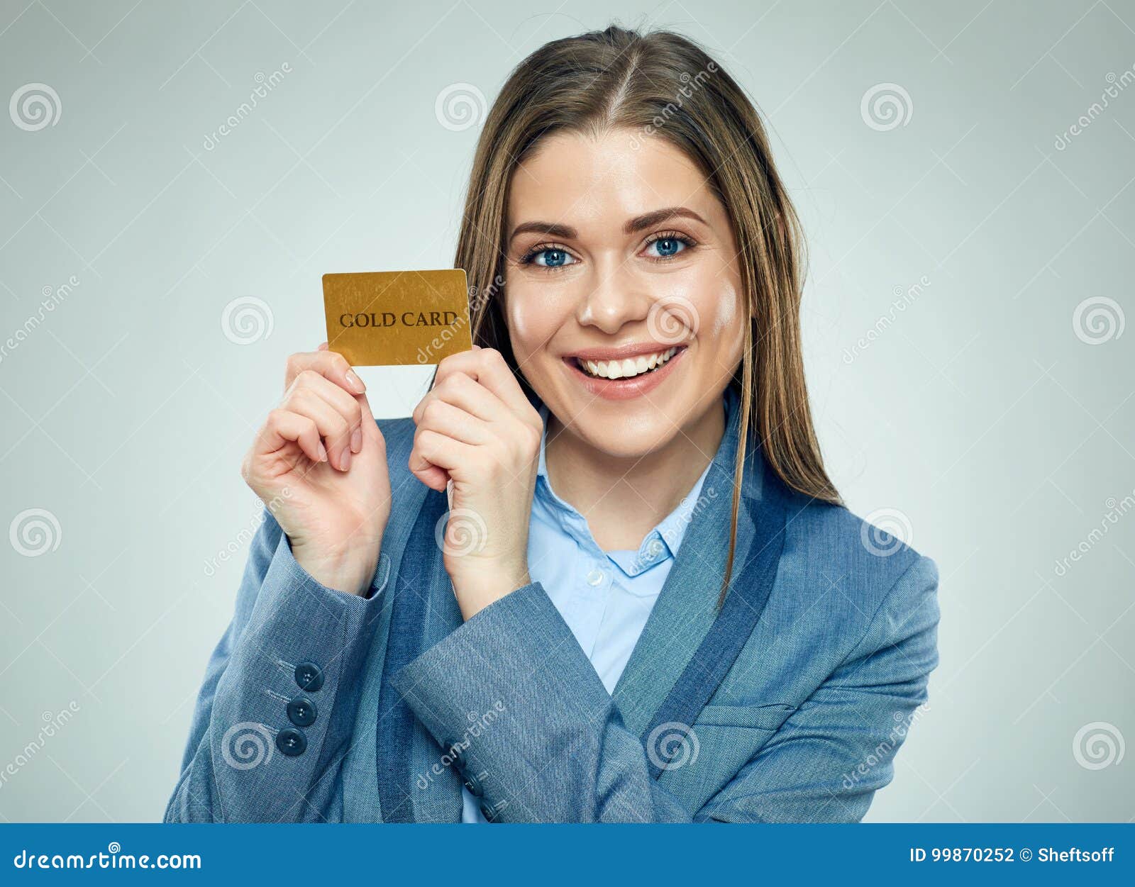 Студентка коммерсантка и просто красавица читать. Человек держит банковскую карту. Девушка с банковской картой. Банковская карта девушка Shutterstock. Девушка держит банковскую карту.