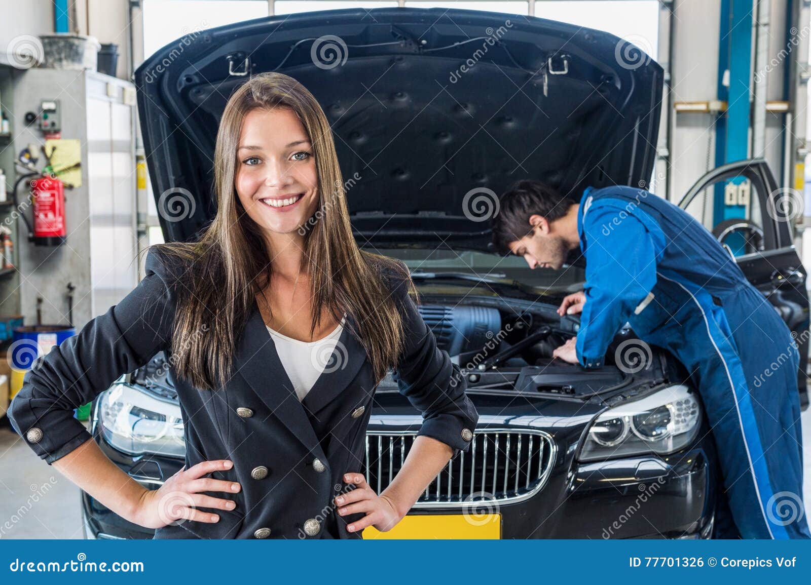 Клиентка и девушка. Автомастерская авто девушка. Гид машина. Девушка ремонтирует. Ремонт машины фото.
