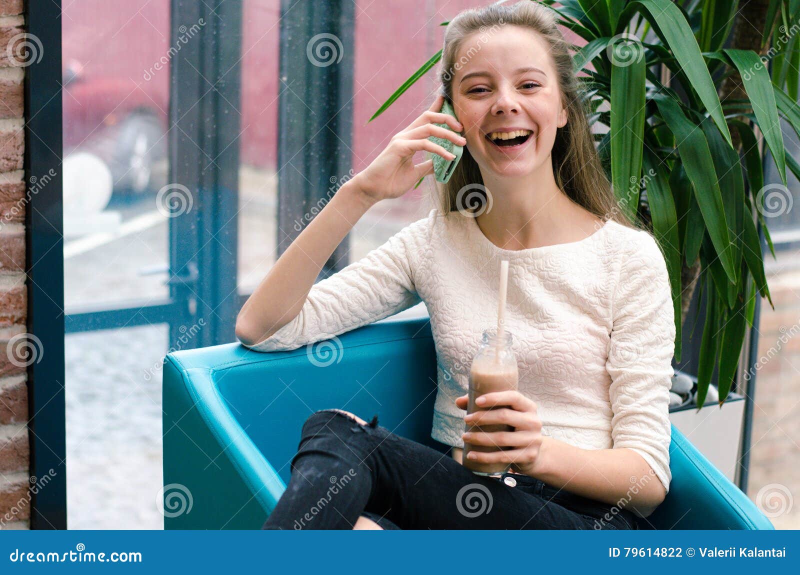 связанные красивые девушки. девушка в кровати говорит по телефону. грязно говорящая девушка. девушка на озере говорит по телефону. «женщина, сидящая у окна» («мария-тереза»).