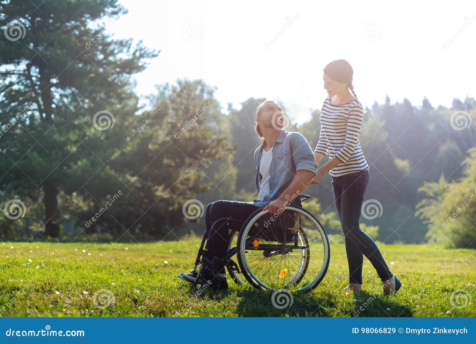 Жены мужей инвалидов 1 группы. Прогулка на инвалидной коляске со спины. Семья с детьми инвалидами со спины. Семейные пары с инвалидностью. Муж на инвалидной коляске с женой.