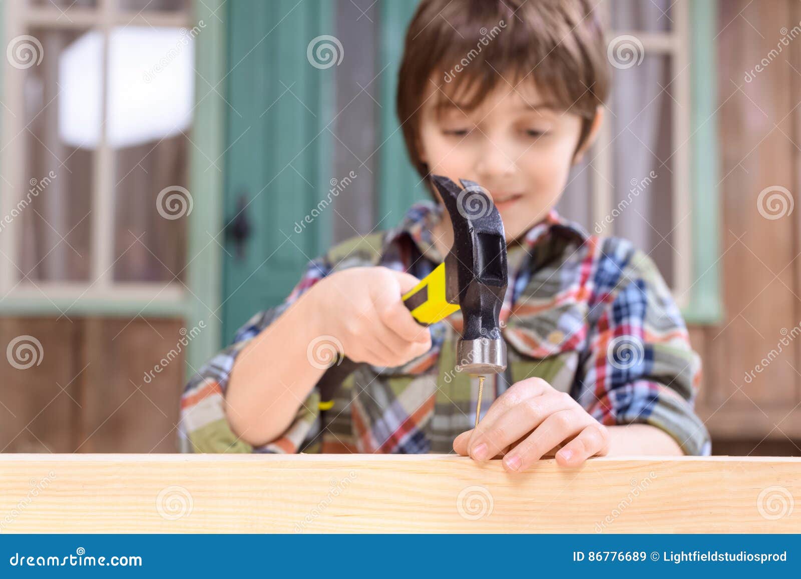 подростки молотком