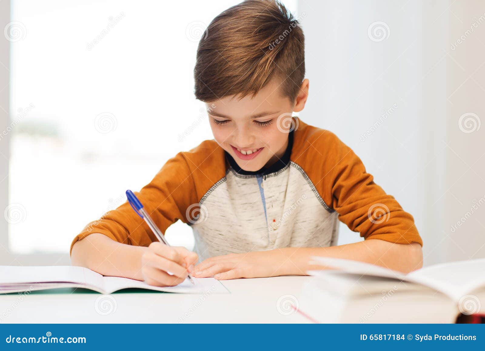 Мальчик который написал помогите. Тетрадки для детей. Ребенок пишет. Ребенок пишет в тетради. Ученик пишет.