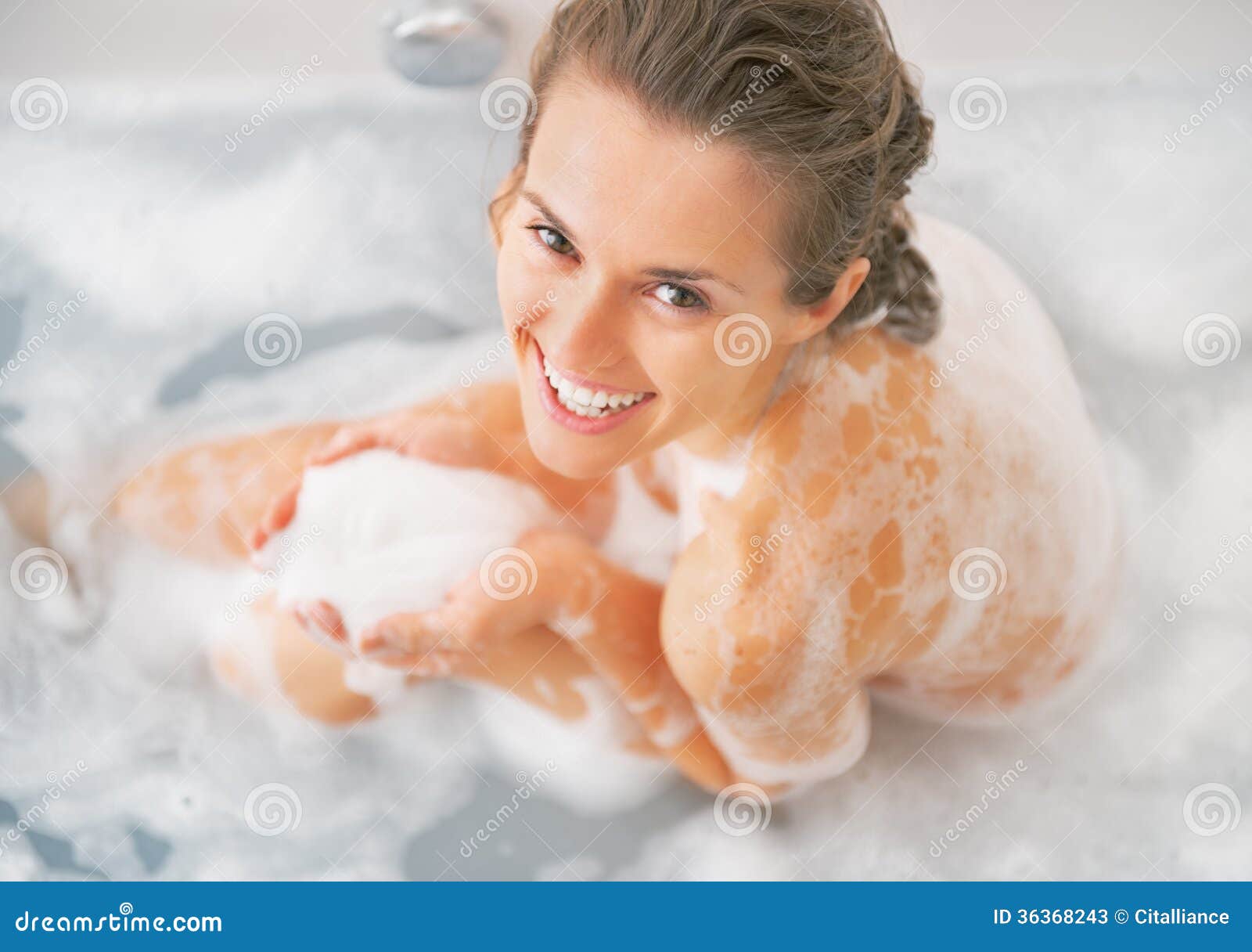 Фотосессия в ванне с пеной. Девушка лежит в ванной. Девушки в пене видео. Девушка в пене. Девушки в пене видео.
