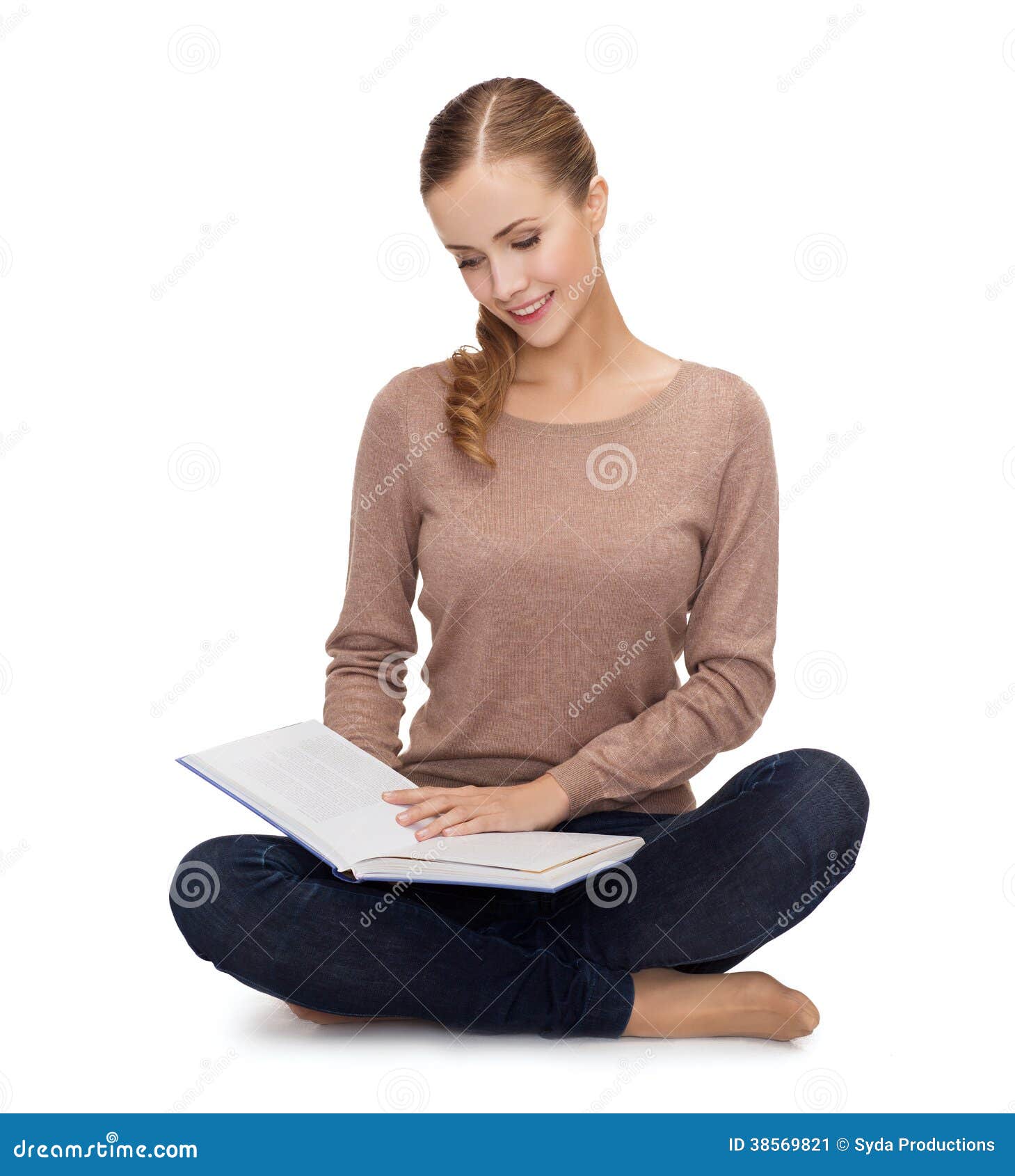 О людях и книгах. Женщина сидит на книгах. О людях и книгах. Студентка мечтает. Девушка сидит с книгой.