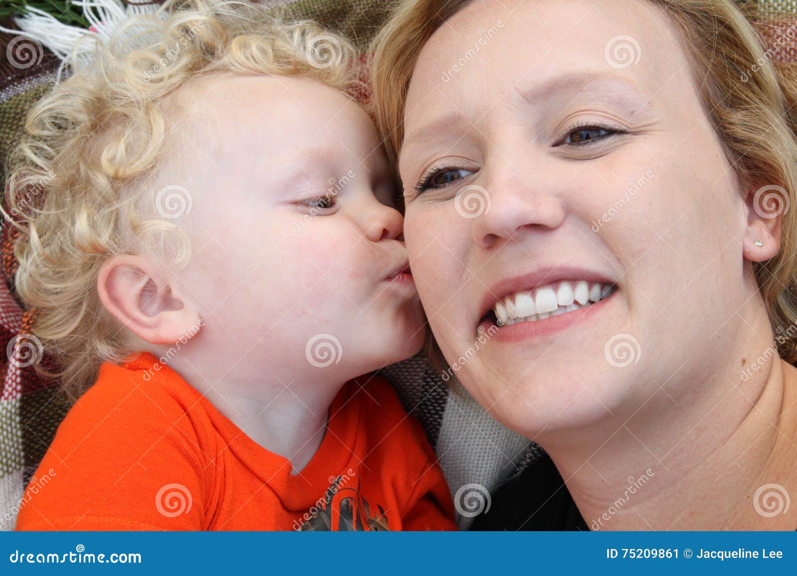 мом son kiss. мамы домогательство. домогается до спящей матери. дети ласкают друг друга. мачеха кухня.