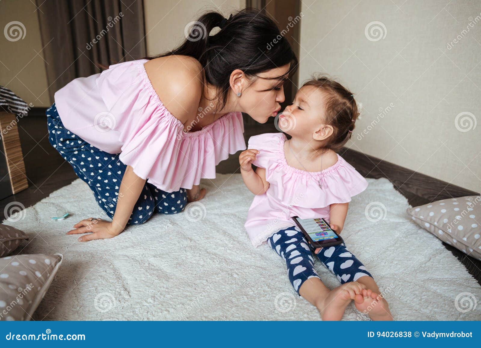 джорджина кларк и кайла моррис 2019. мама учит ребенка. мерил стрип feet. женщина совратила ребенка. Mama snobrojdena.