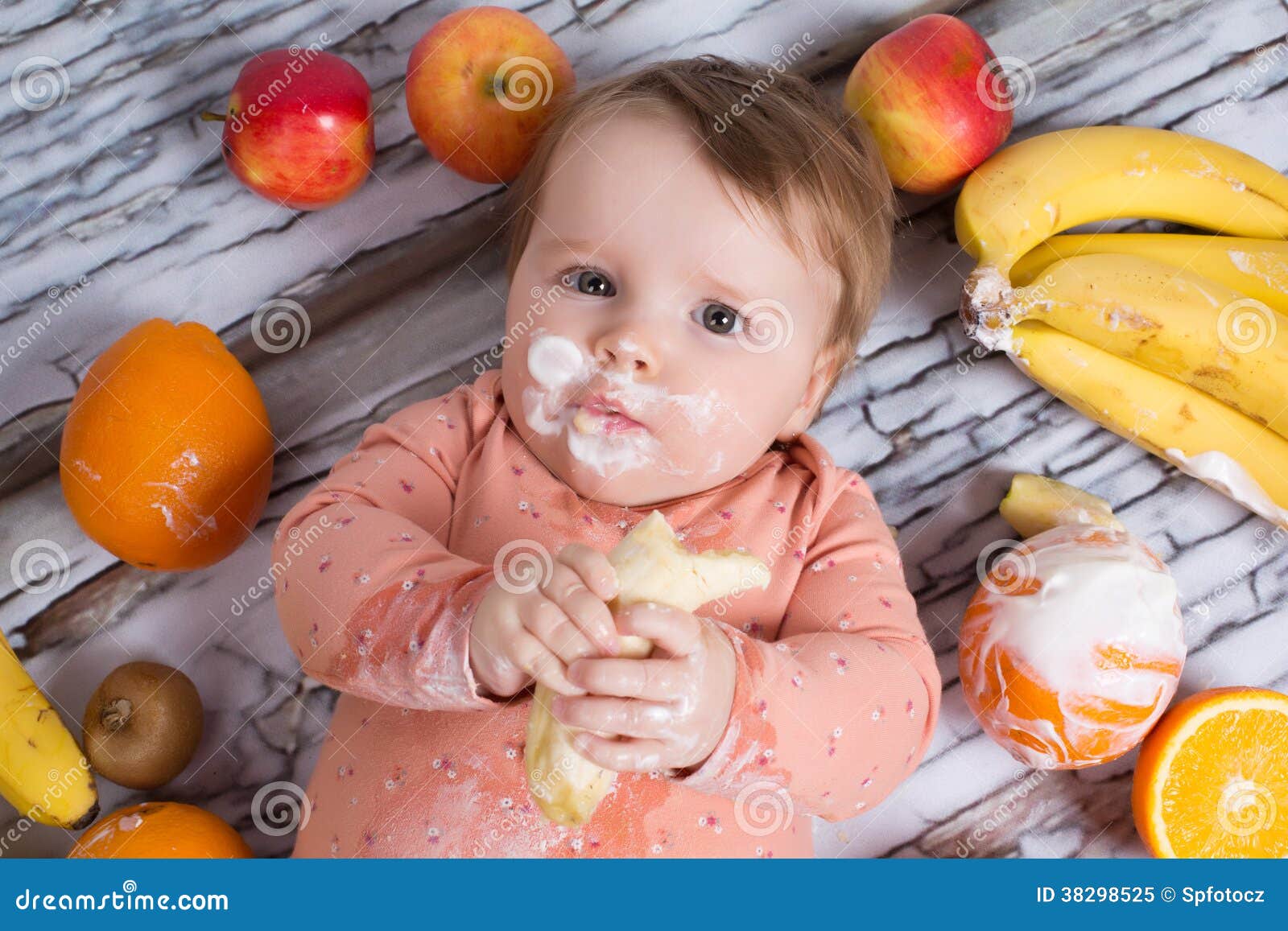 Питание детей 3 4 лет. Ребенок ест фрукты. Ребенку вкусно. Фрукты для детей.