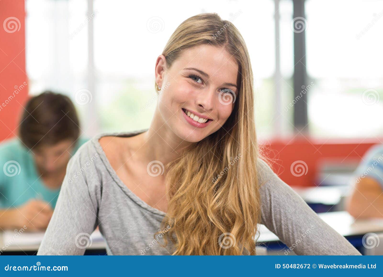 Student blonde. Девушка студентка улыбается. Улыбчивый студентка. Студентка стильная улыбается. Студентка улыбается в камеру.
