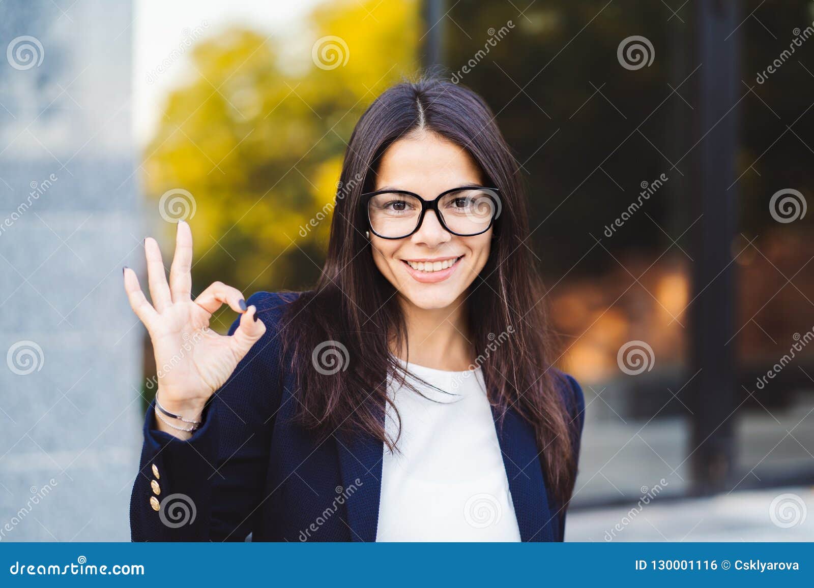 Довольная девушка. Девушка жесты. Девушка показывает пальцем. Женщина показала класс. Женщина с компьютером сидит на кресле.