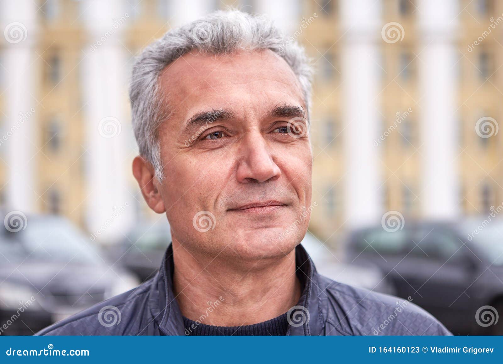 На Фото Стоит Мужчина Средних Лет На Фото Стоит Мужчина Средних Лет
