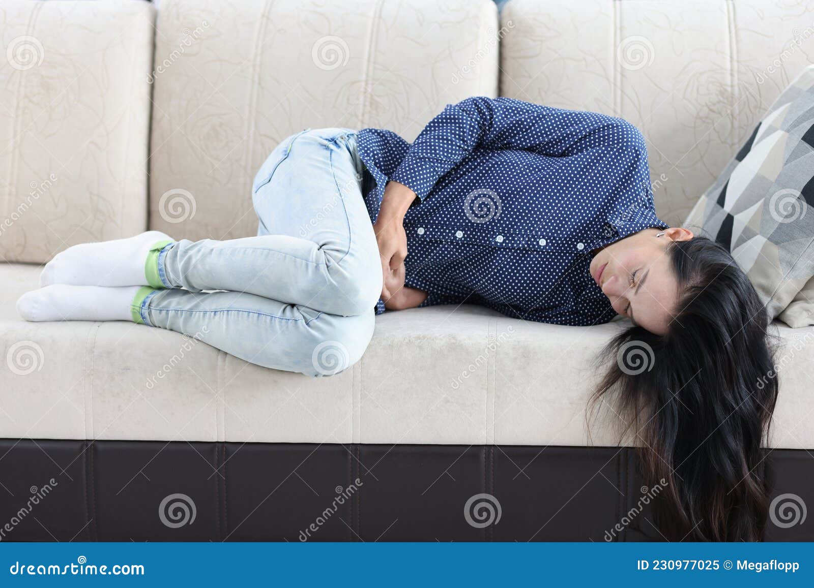 уставшая женщина лежит на диване с болью в животе Стоковое Изображение -изображение насчитывающей кишечно, взорвать: 230977025