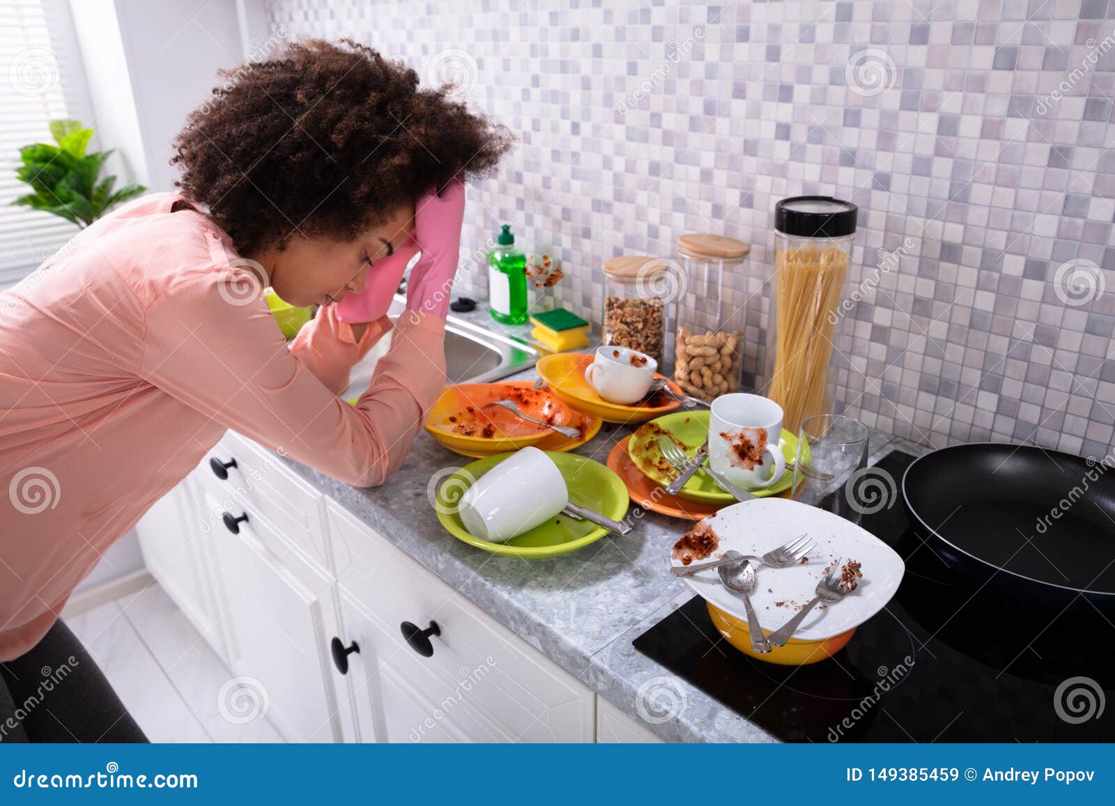 Мыть чужую посуду во сне. Грязная посуда. Девочка и грязная посуда. Человек и грязная посуда. Девушка на грязной кухне.
