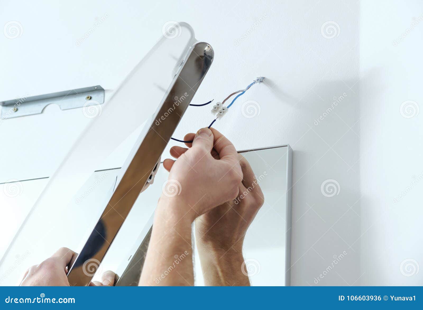Lampa установить на телевизор. Скрыть кабели над зеркалом в ванне. Как спрятать провод в ванной над зеркалом. Как замаскировать провод над зеркалом. Как закрыть кабель над зеркалом.