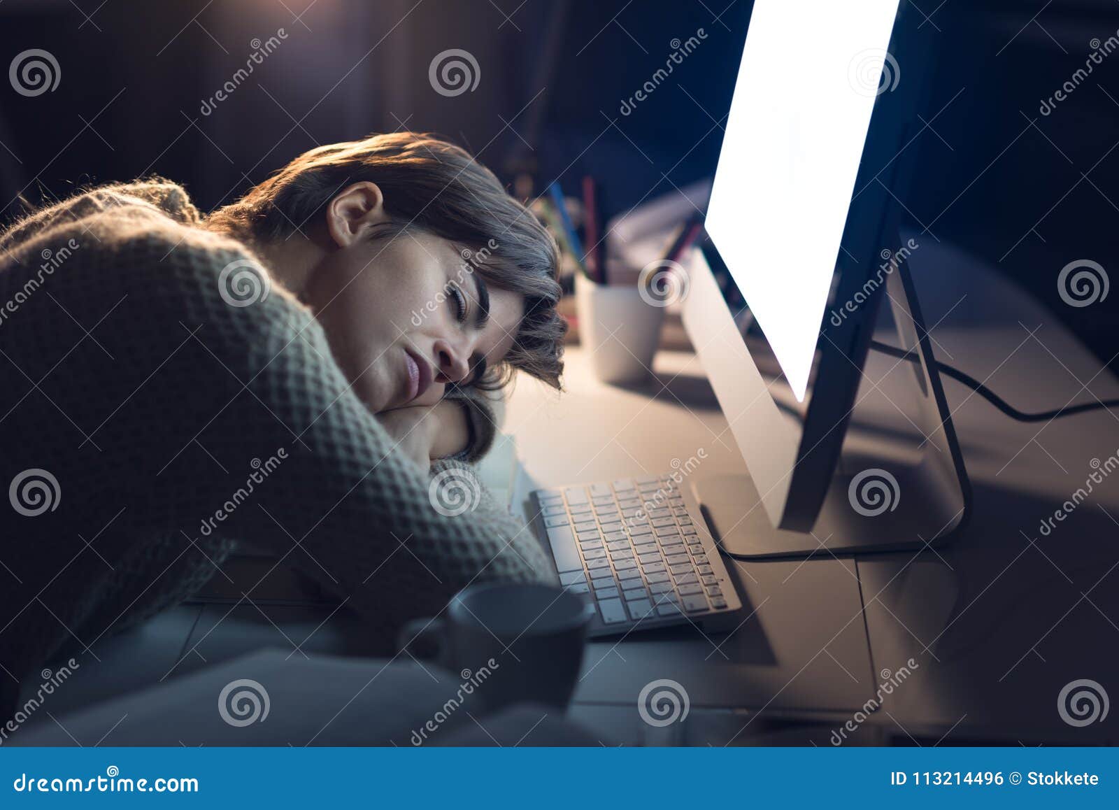 Включи экран спать. Спящий человек на столе. Женщина за компьютером ночью.