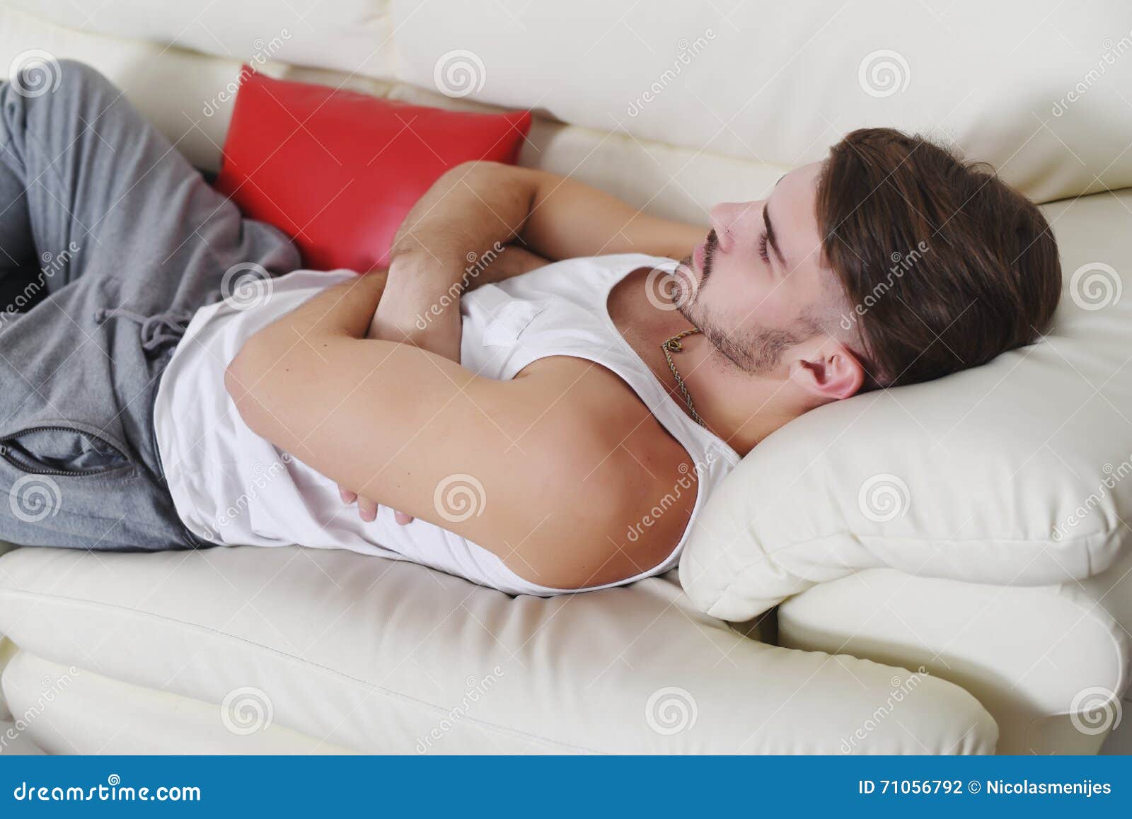 Лежит муж русская. Мужчина лежит. Мужчина лежит на спине. Пацан лежит на диване.
