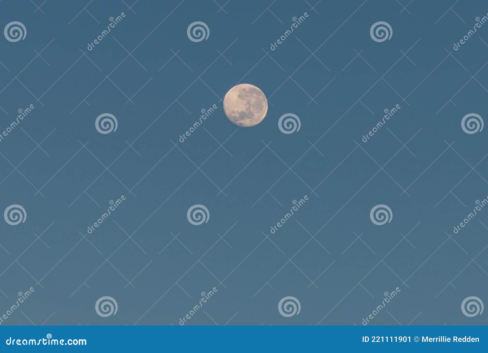 утренняя луна стоковое изображение. изображение насчитывающей небо -  221111901