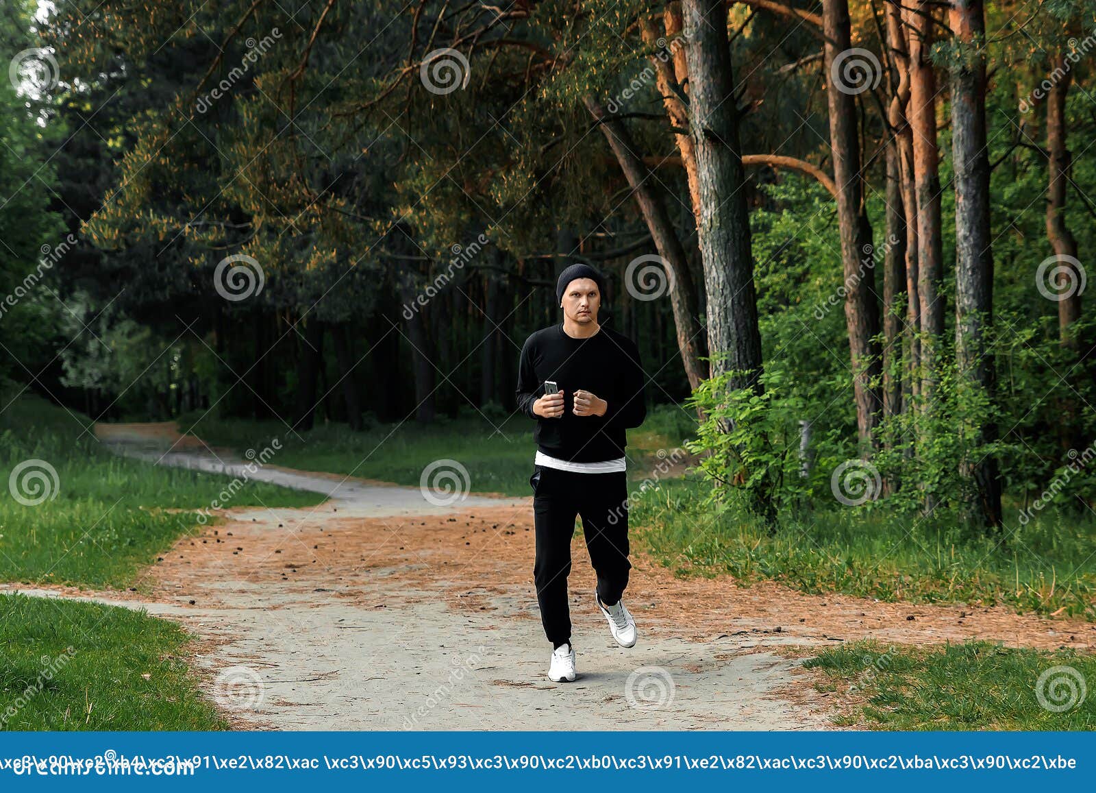 Утро в парке, мужчина в черном спортивном костюме, бегающий по парковому копировальному пространству Стоковое Фото - изображение насчитывающей марафон, пепельнообразные: 159518222