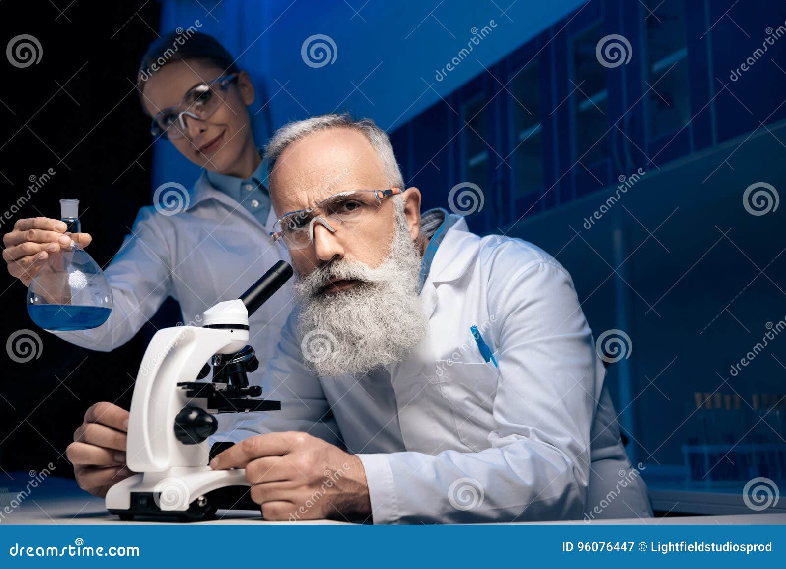 Люди которые становятся учеными. Ученый британец. Фотографии ученых нашего времени. Как стать ученым. Depositphotos_154663666-stock-photo-Scientist-using-Microscope-in-Lab.