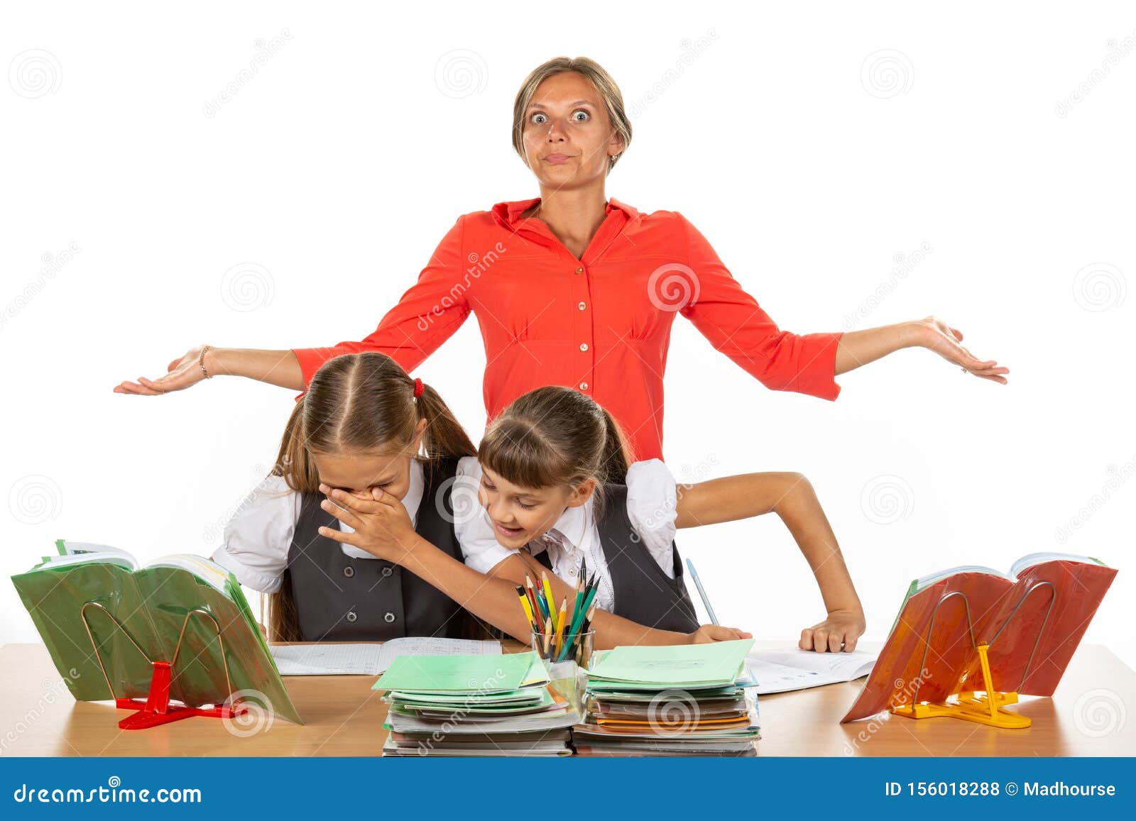 Безответственный человек. Униженный учитель. Учителя ничего не делают. Молодой учитель на зеленом фоне. Учителя ничего не делают.