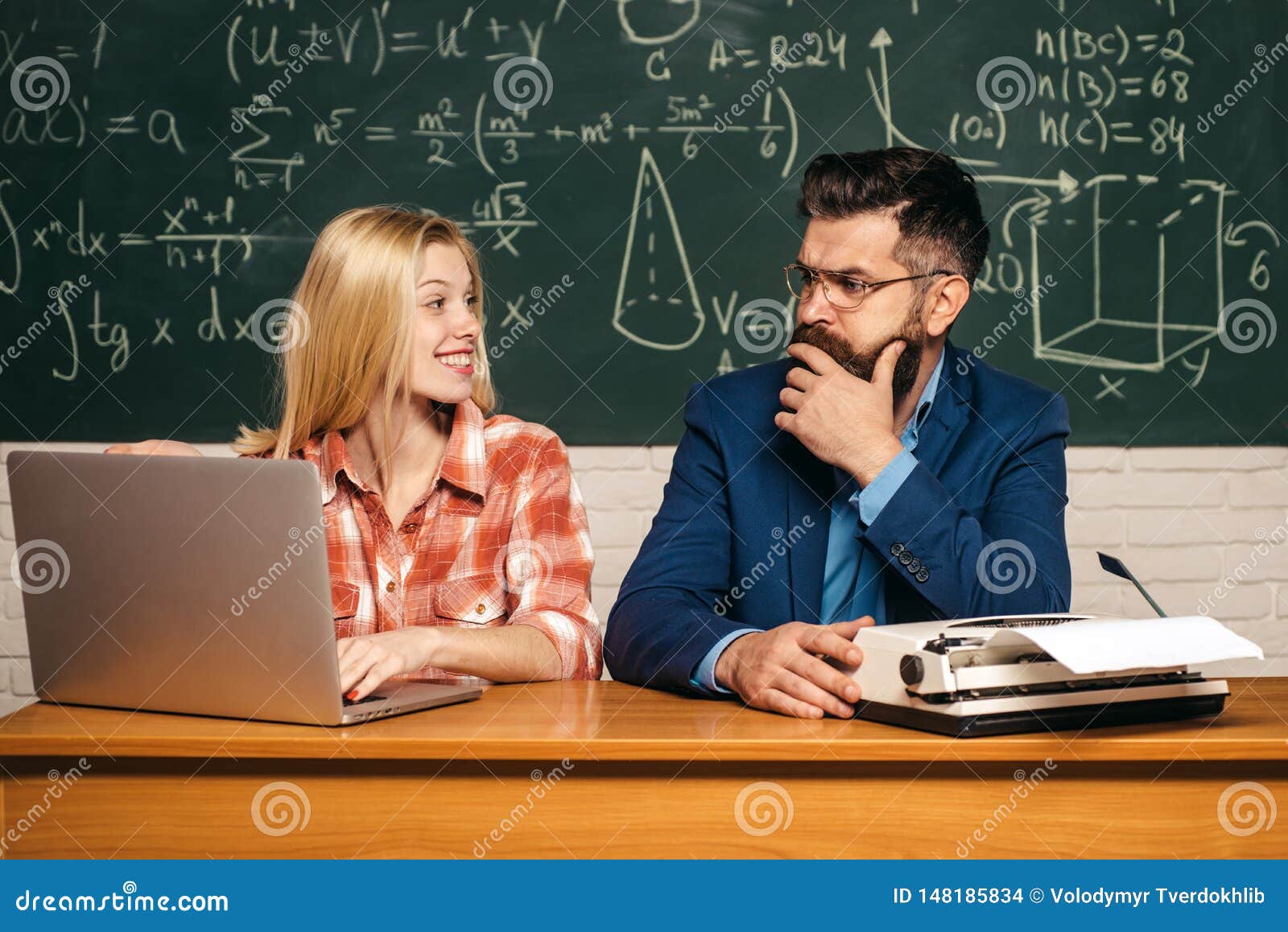 Фф преподаватель и студентка. Студентка и педагог. Преподаватель и студентка. Преподаватель и ученица. Любовь преподавателя и студента.
