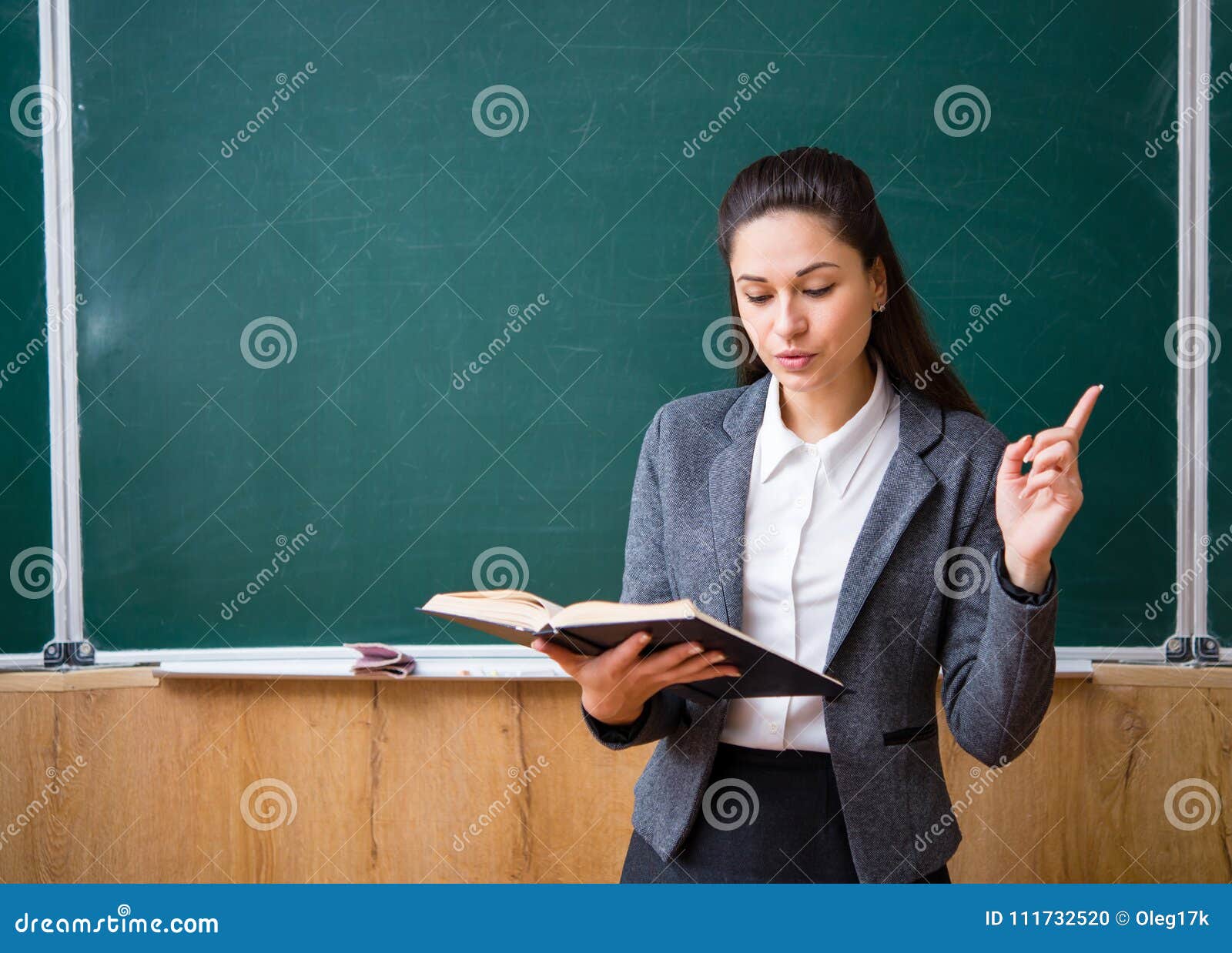 Учительница на уроке спрашивает. Учитель у доски. Учительница у доски. Учитель возле доски. Учительница возле доски.