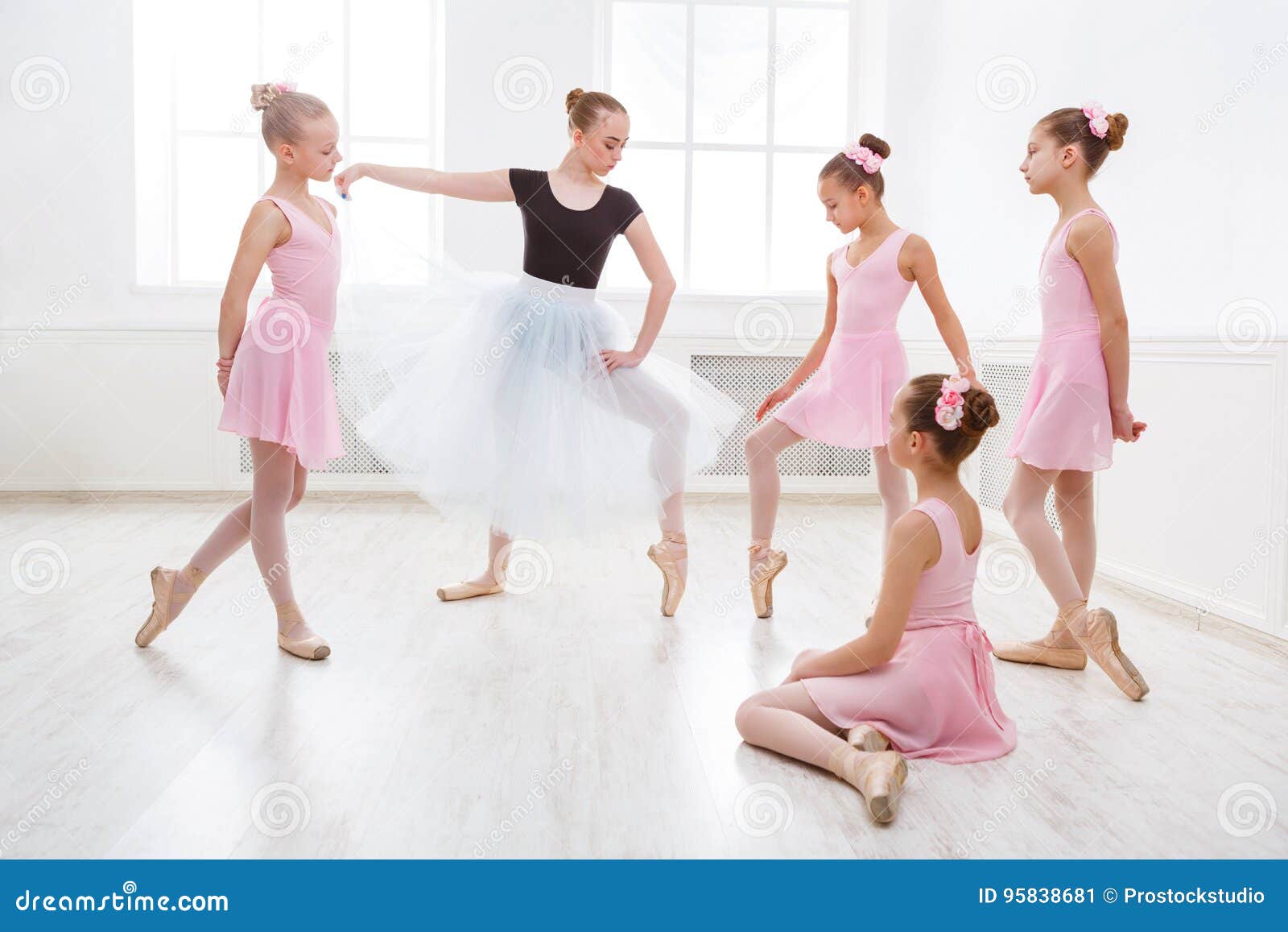 Хореография для детей. Премиум данс брайловский. Записаться на танцы. Хореография девушка. Танцевальный класс балета.