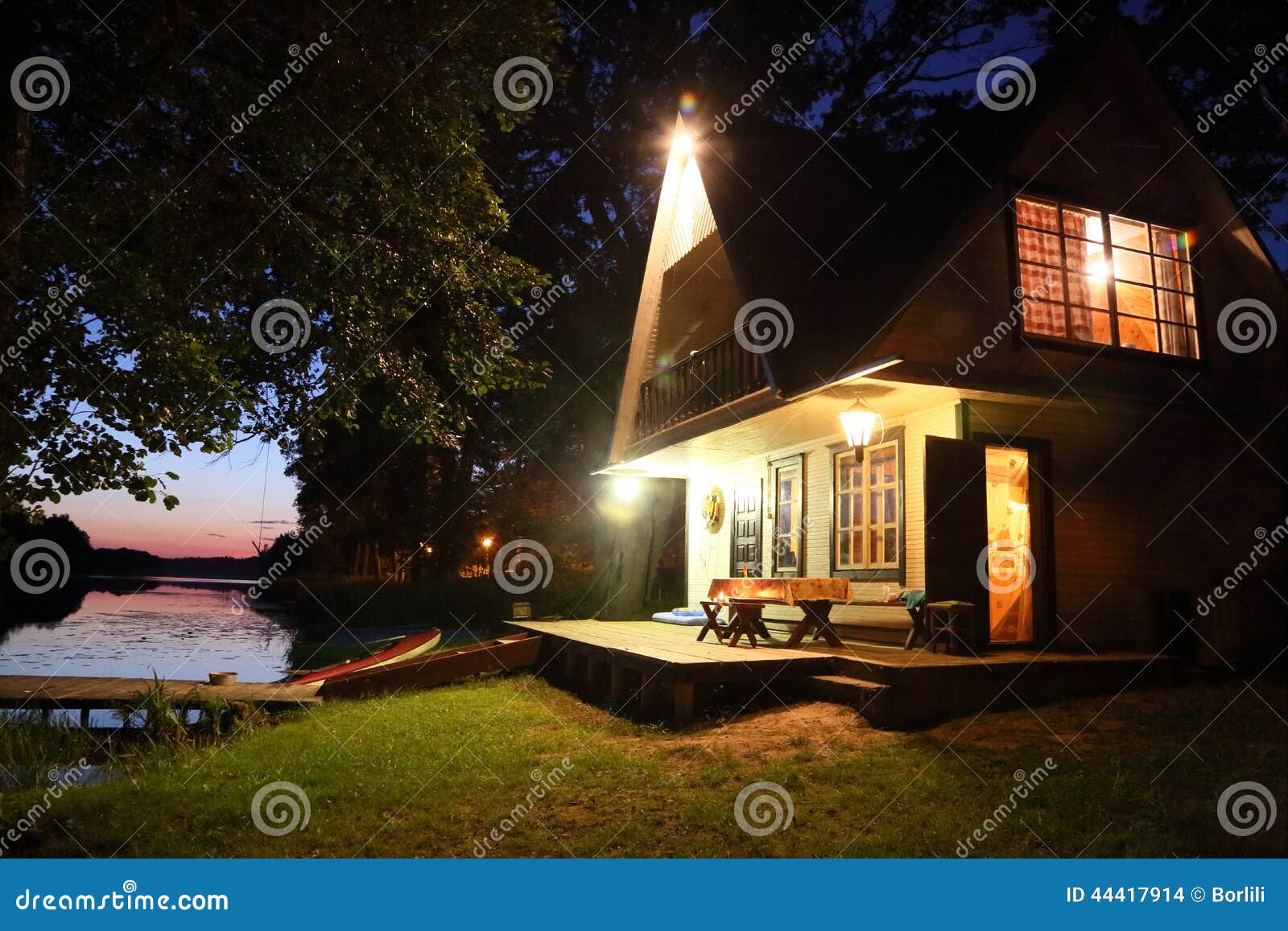 Уютный маленький дом в деревне Стоковое Фото - изображение насчитывающей  курорт, напольно: 44417914