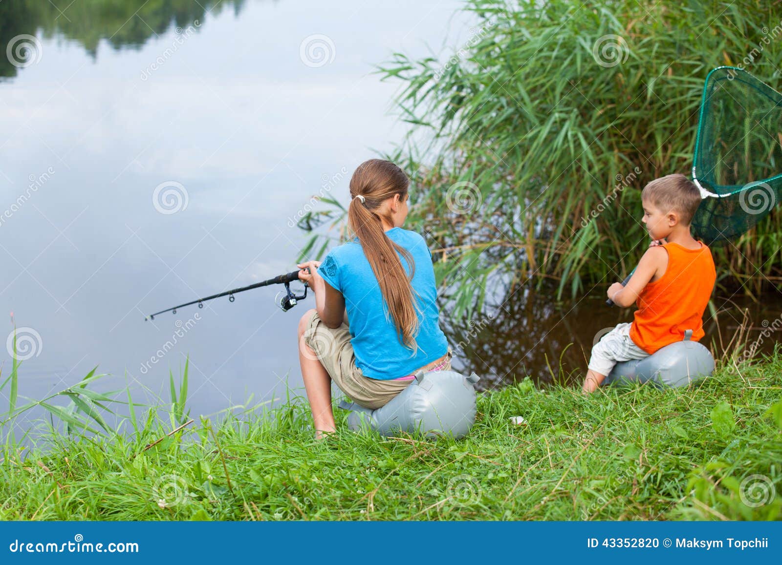Братья ловят рыбу. Р.сестра рыбалка. Фотосессия на речке летом ребенок рыбачит. Река сестра рыбалка. Фотосессия на тему рыбалка с сестрой.