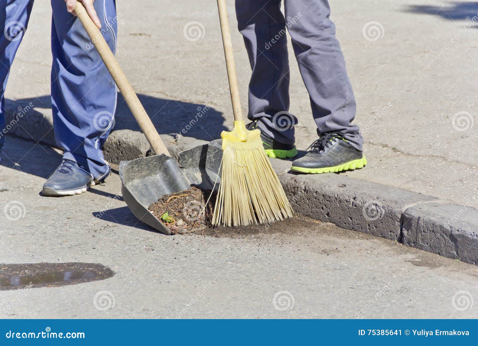 Общественные работы что делают. Метла для уборки. Метелка и лопата. Обязательные общественные работы. Метла для уборки улиц.