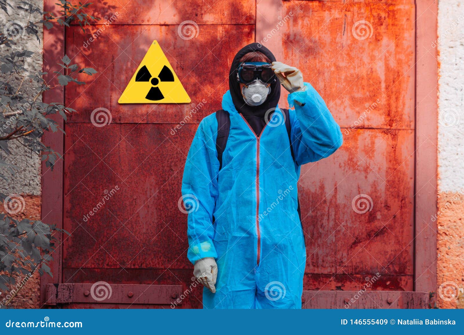 Снимаемая радиация. Радиационная маска. Человек в радиоактивной маске. Маска от радиации. Человек в маске радиация.