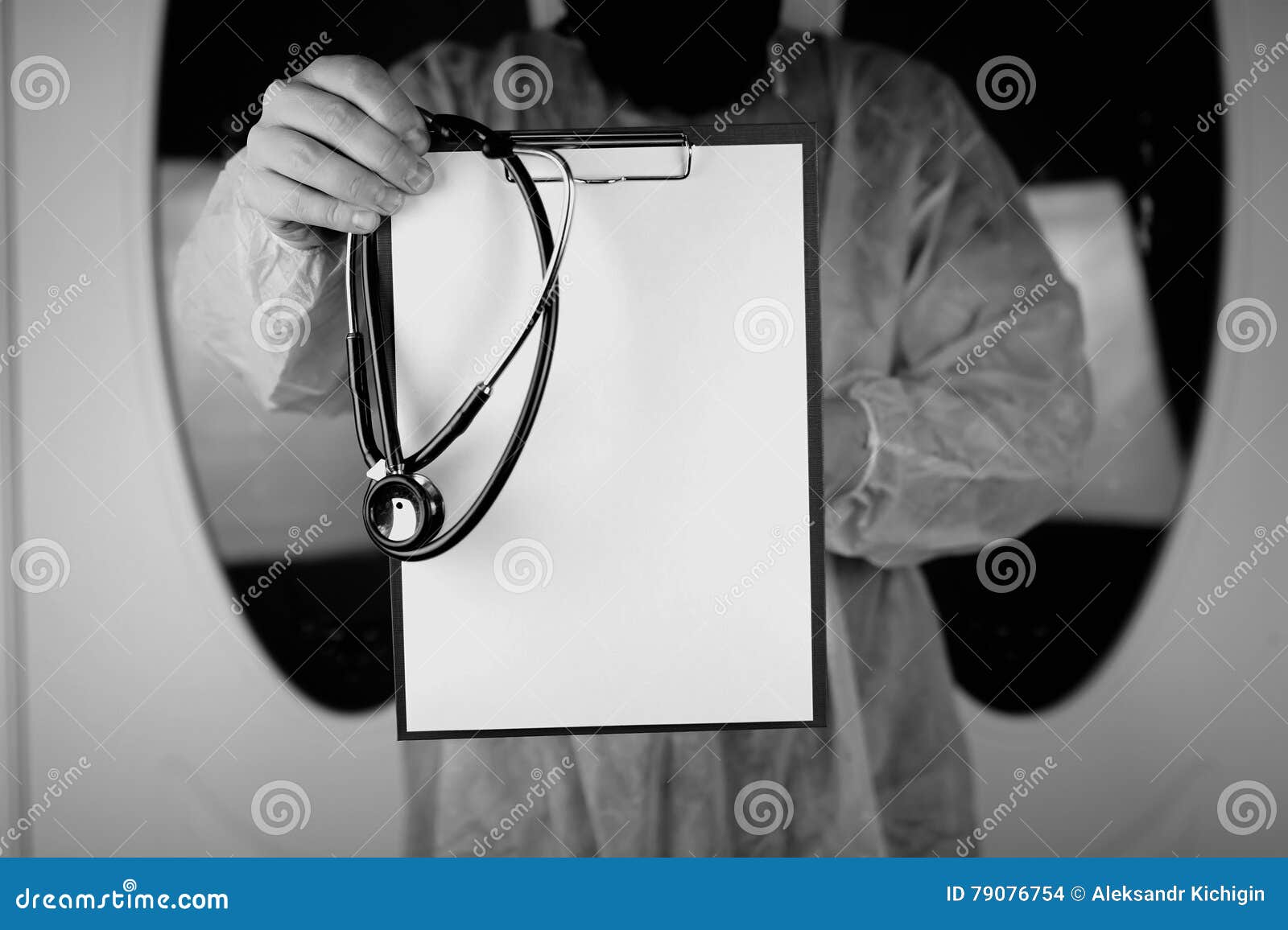 Черно белый врача. Врач чб. Фотосессия врача черно-белое. Черно белые медицинские фото.