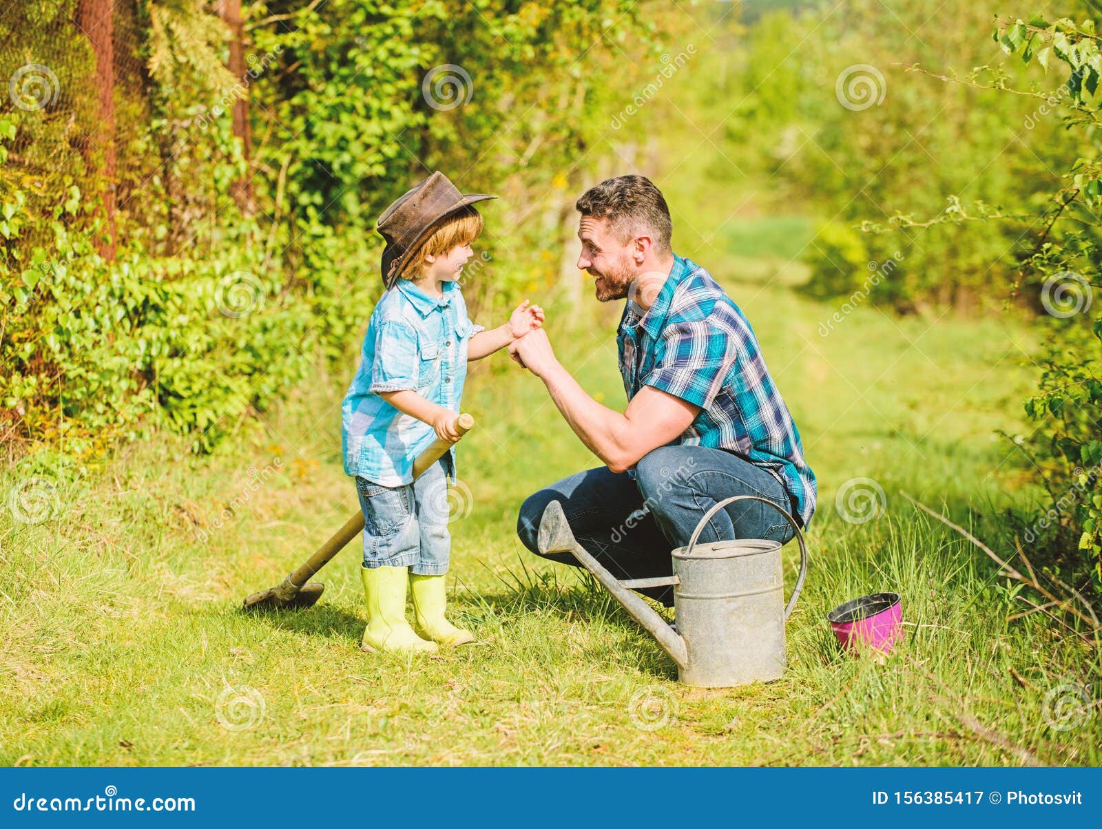 Farmers father save the innocence. Папа на хозяйстве. Отец и сын на ферме. Игра помогаю папе в хозяйстве. There was once a boy whose father was a Farmer, one Day the Farmer told the boyвпр.