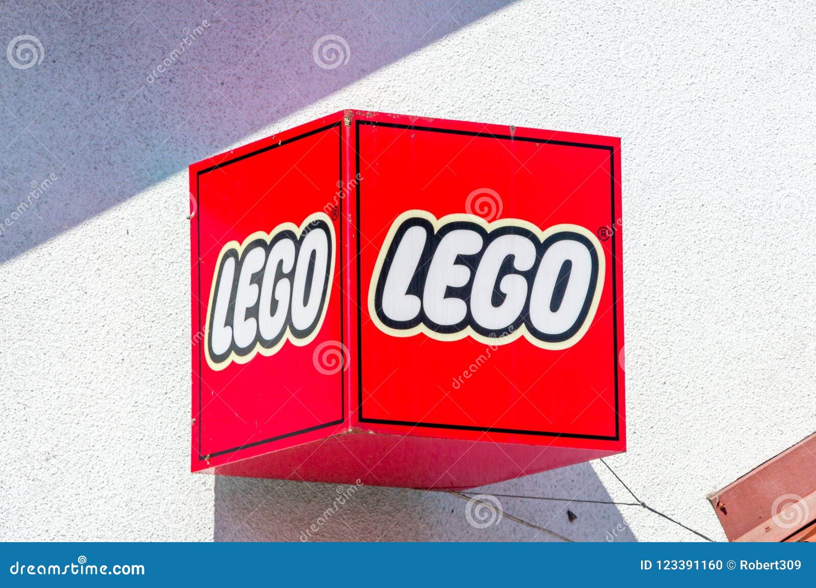 Фирменное наименование и логотип Lego на красном кубе Редакционное Изображение - изображение насчитывающей компания, магазин: 123391160