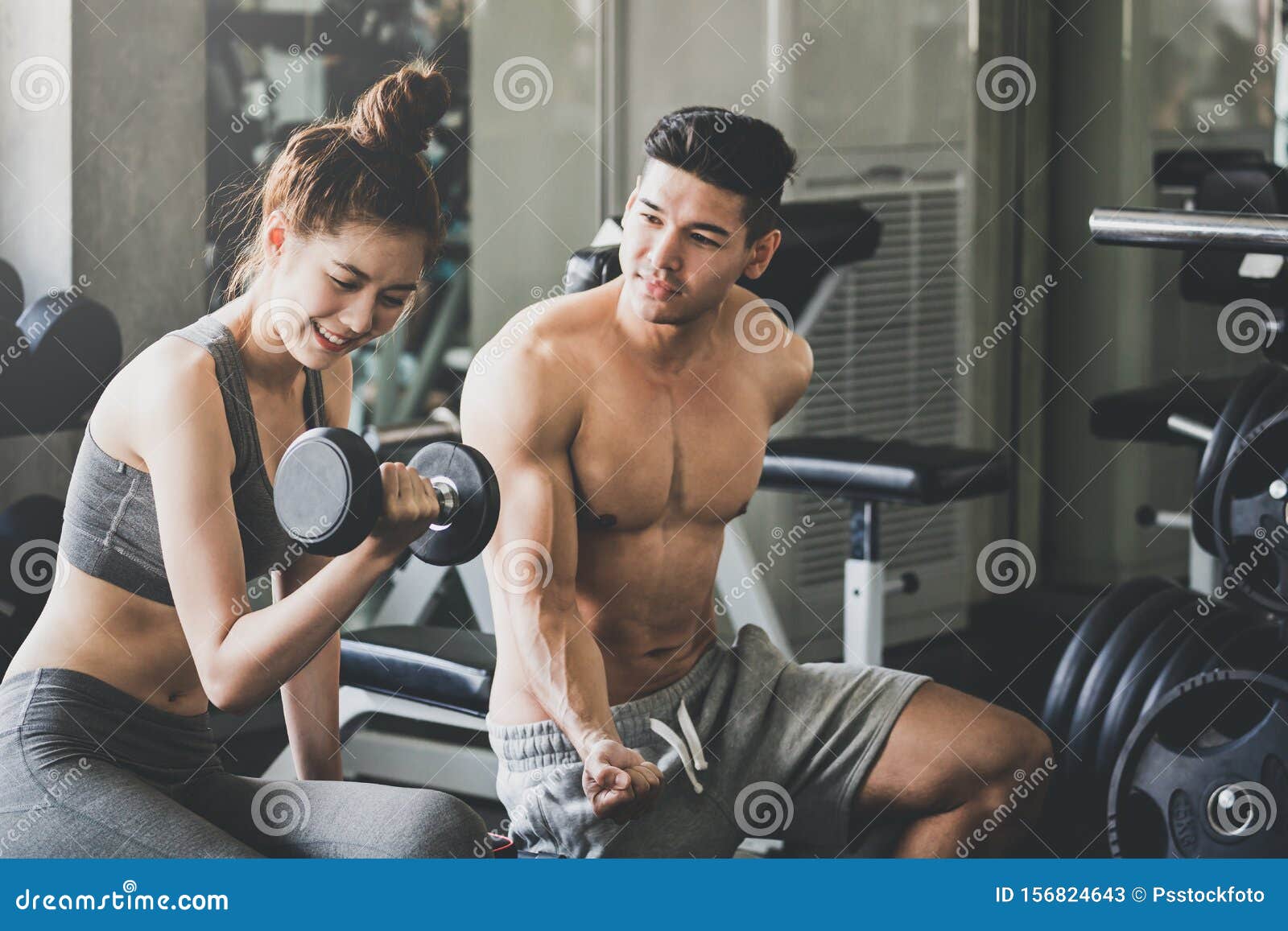 Девушка и парень занимаются любовью в спортзале
