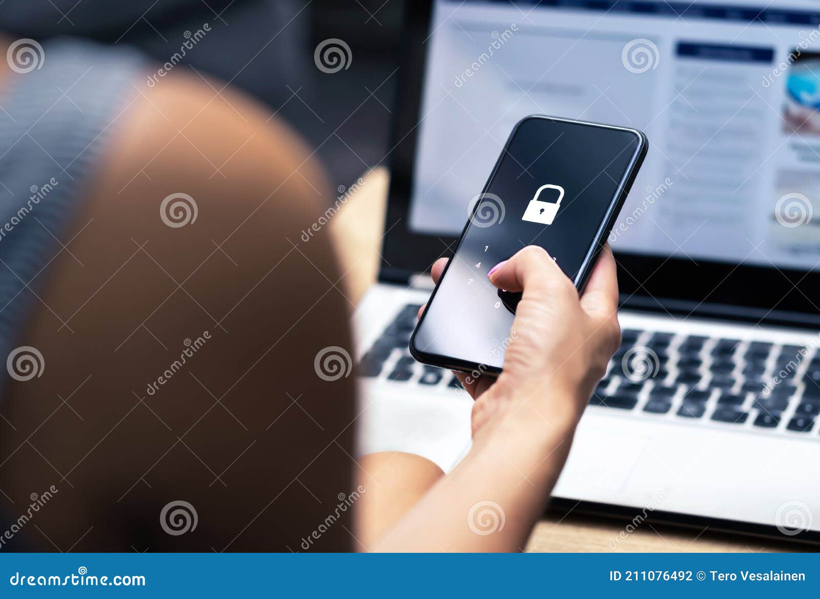 Фишинг концепция хакера мобильного телефона или компьютерные махинациях.  Код перевала пароль и логин в смартфонах. Угроза безопасн Стоковое Фото -  изображение насчитывающей пароль, авторизоваться: 211076492