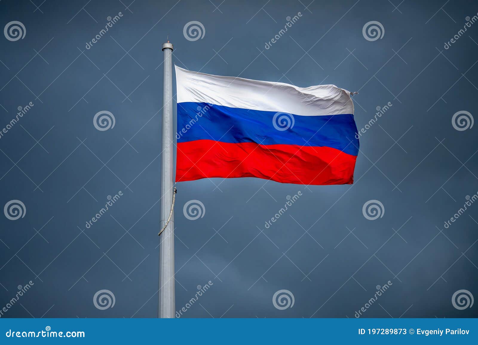 Флаг России на синем фоне неба облаков, размахивая шторм Сила изменения  концепции и президент страны, революция Стоковое Изображение - изображение  насчитывающей красно, знамена: 197289873