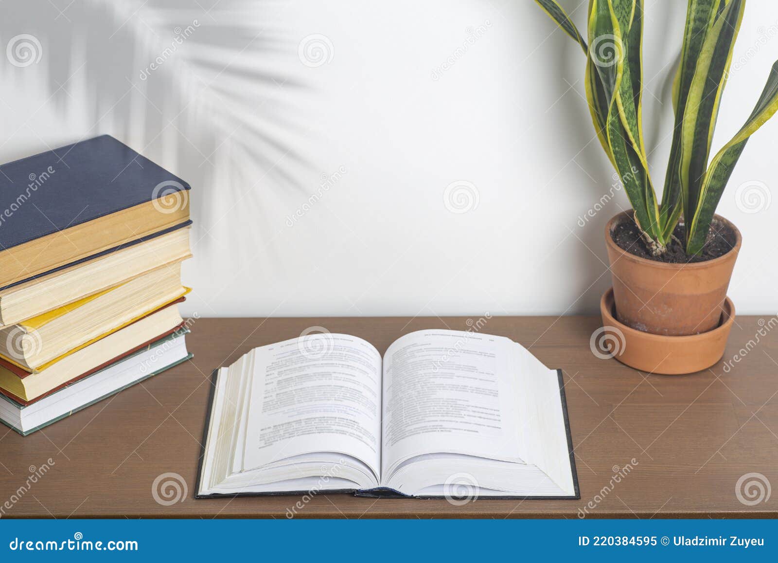 Книга на столе