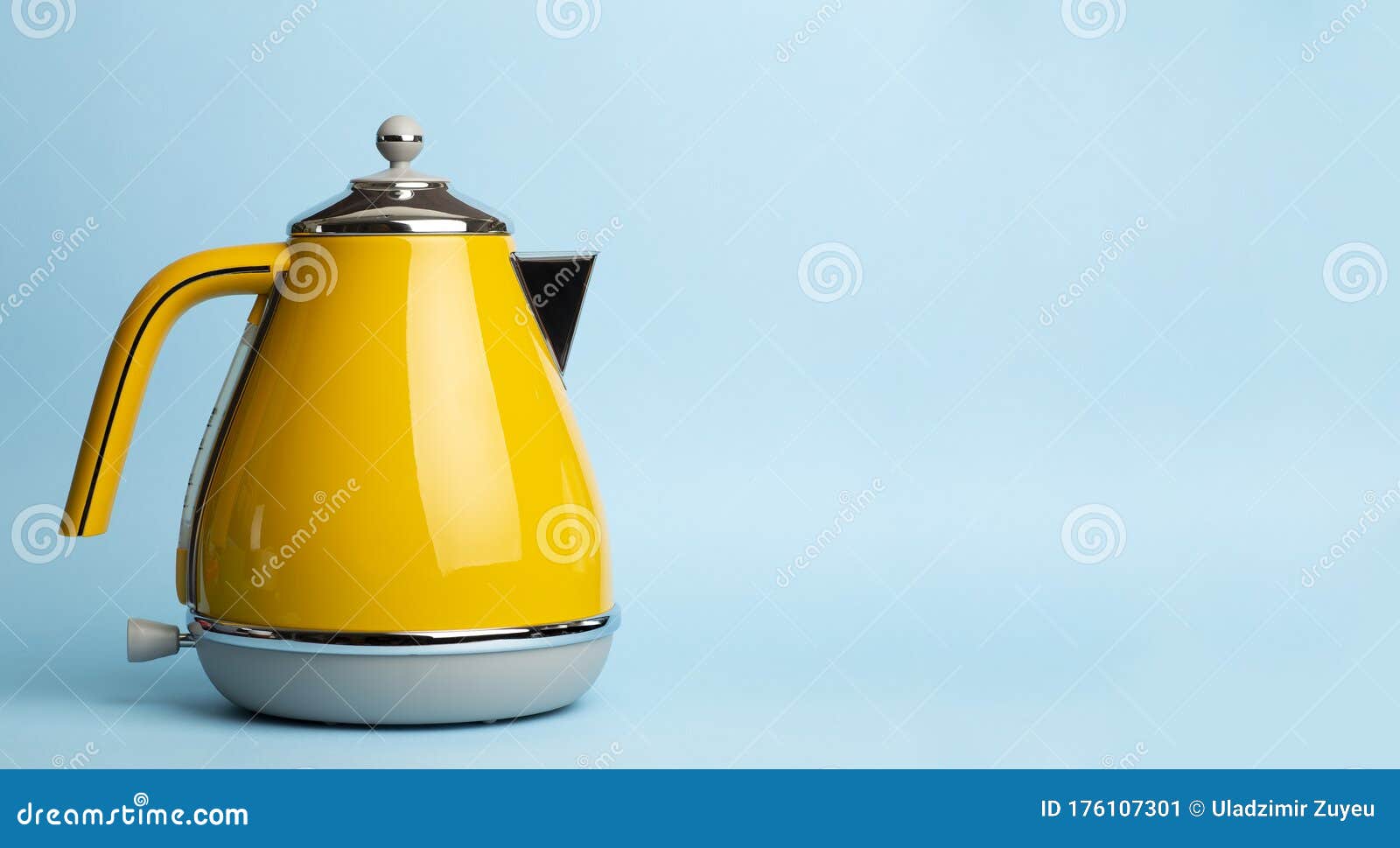 Фон чайника. Электрический чайник в стиле ретро винтажный окрашенной синий  фон. Образ жизни и идея проекта Стоковое Изображение - изображение  насчитывающей выход, вакханические: 176107301