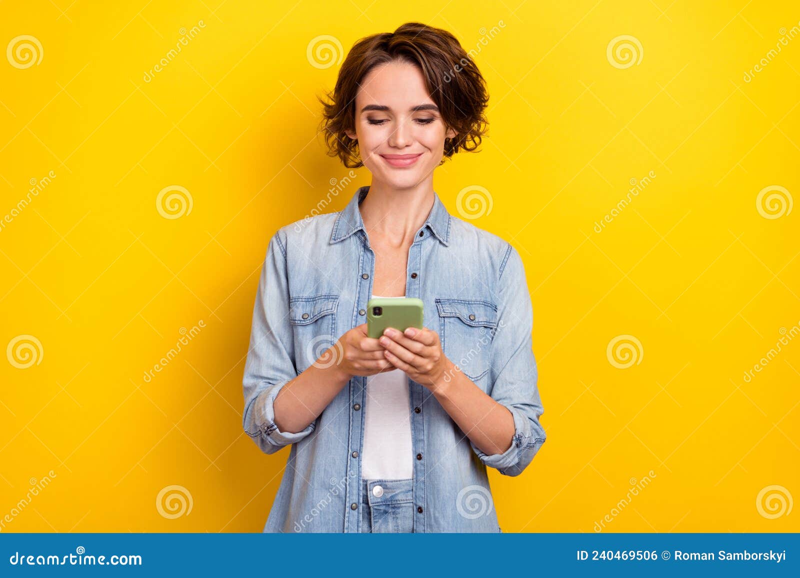 Фотография Молодая Очаровательная Девушка Чат Sms Комментарий.