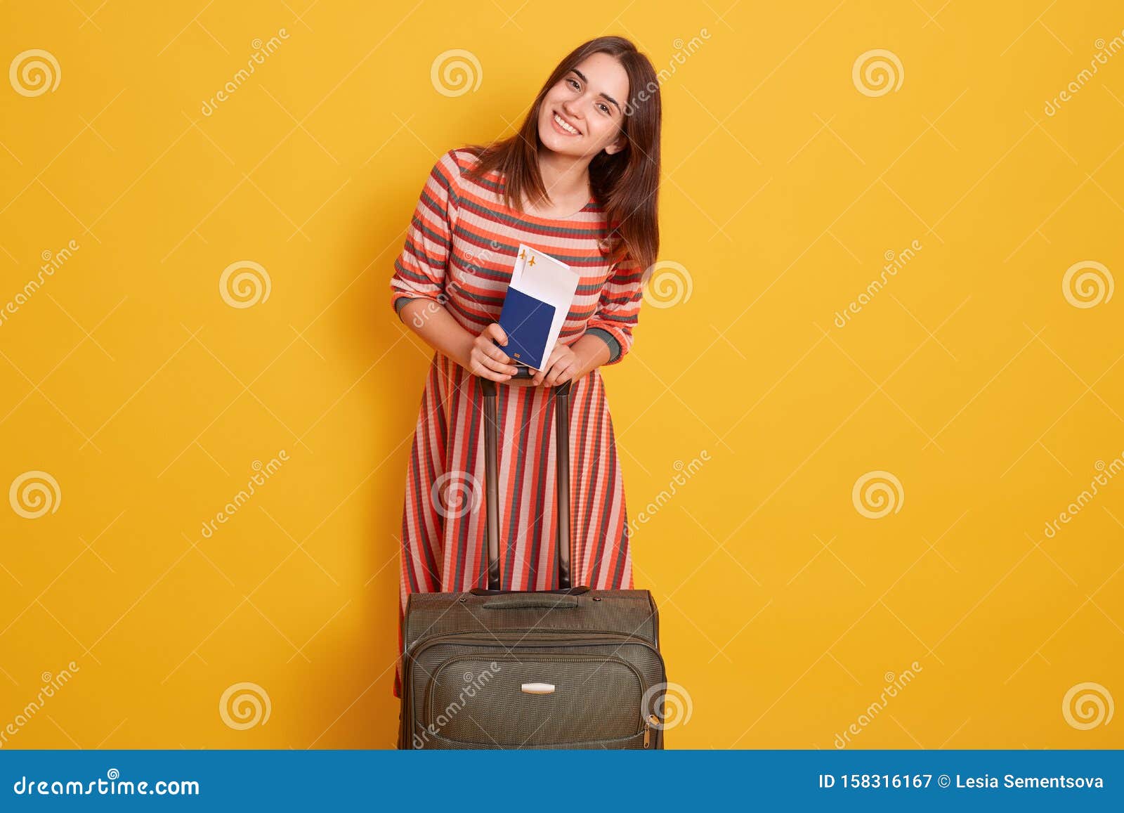 Standing hear. Девушка с билетом в руках. Девушка с билетами на самолет.