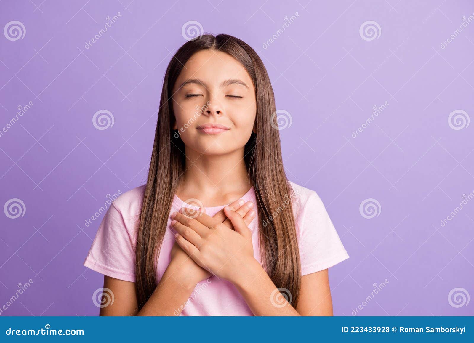 фото молодой привлекательной школьницы счастливая улыбка руки на груди  мечта мечтательное желание молиться изолированы над фиолето Стоковое Фото -  изображение насчитывающей утеха, затишье: 223433928