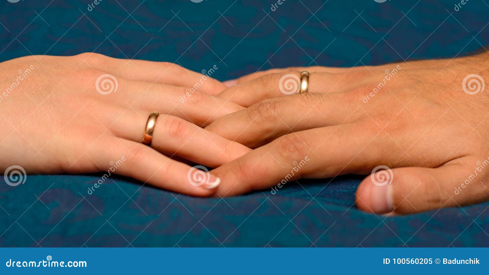 На какой руке носить обручальное кольцо вдове. Руки с обручальными кольцами в машине. Фото рук с обручальными кольцами на свидетельстве. Фото рук с кольцами обручальными на фоне свидетельства. Руки с обручальным кольцом и свидетельство.
