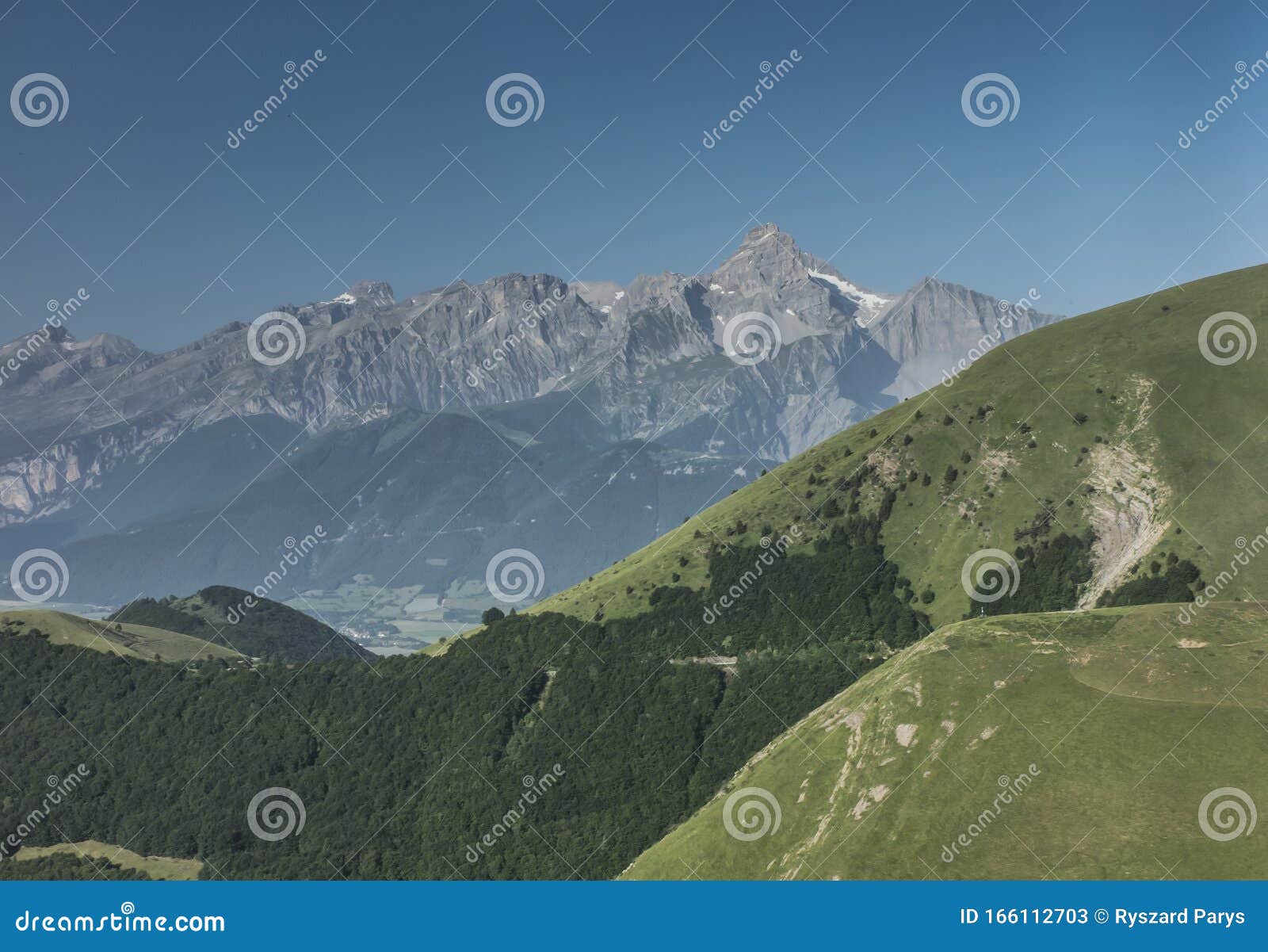 Французские Альпы - вид на горы в районе Убежища Ла-Салет Стоковое  Изображение - изображение насчитывающей долина, франция: 166112703