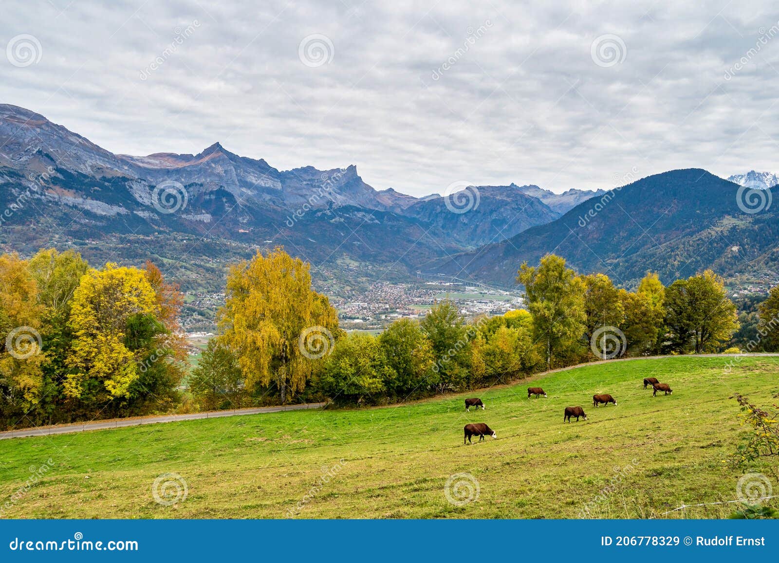 Французские альпы осенью. Дорога от межев Франции В европе. Горы верхняя  Савойя недалеко от Chamonixmontblanc Стоковое Изображение - изображение  насчитывающей известно, квасцов: 206778329