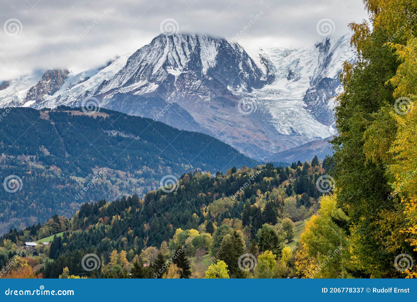 Французские альпы осенью. Дорога от межев Франции В европе. Горы верхняя  Савойя недалеко от Chamonixmontblanc Стоковое Изображение - изображение  насчитывающей ландшафт, зеленый: 206778337