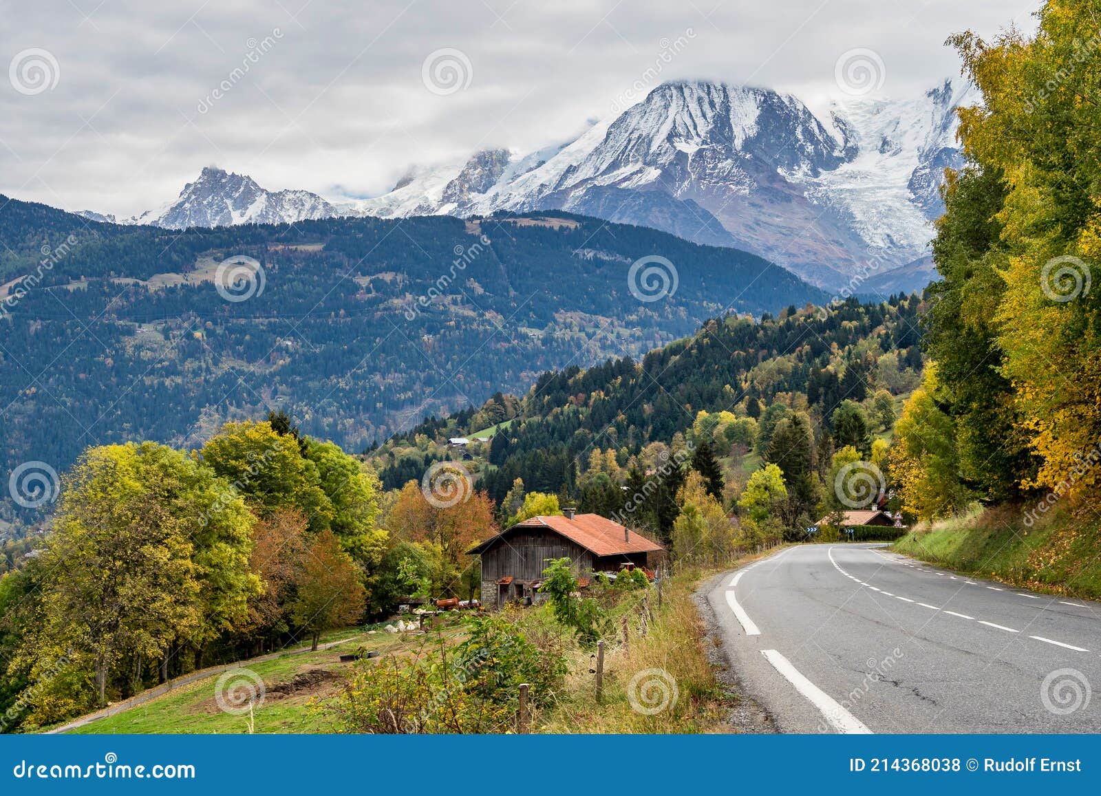 французские альпы осенью. дорога рядом с мегеве франция европа. горы Haute  Savoie около Chamonixmontblanc Стоковое Фото - изображение насчитывающей  цвет, утес: 214368038