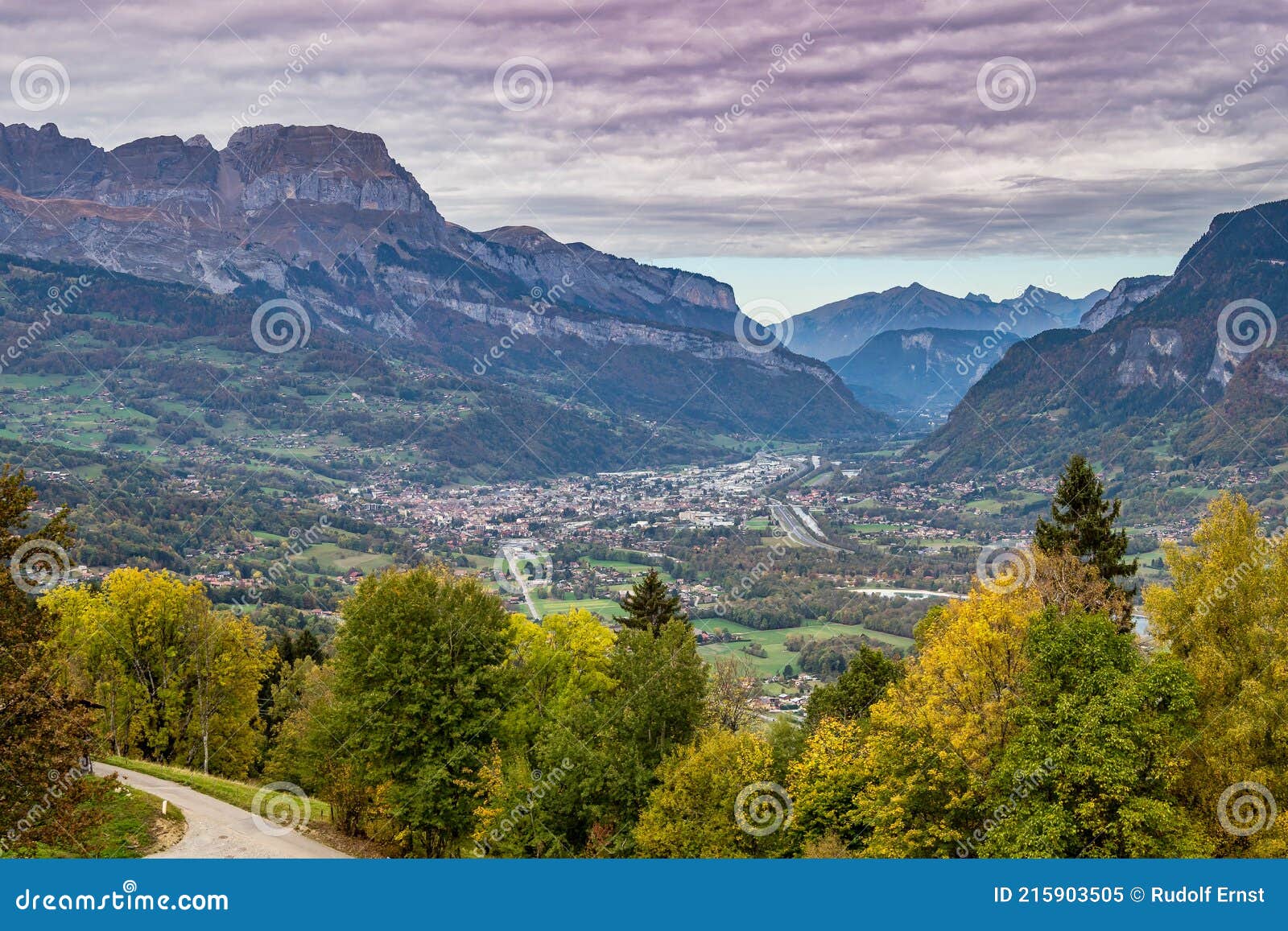 французские альпы осенью. дорога рядом с мегеве франция европа. горы Haute  Savoie около Chamonixmontblanc Стоковое Изображение - изображение  насчитывающей естественно, утес: 215903505