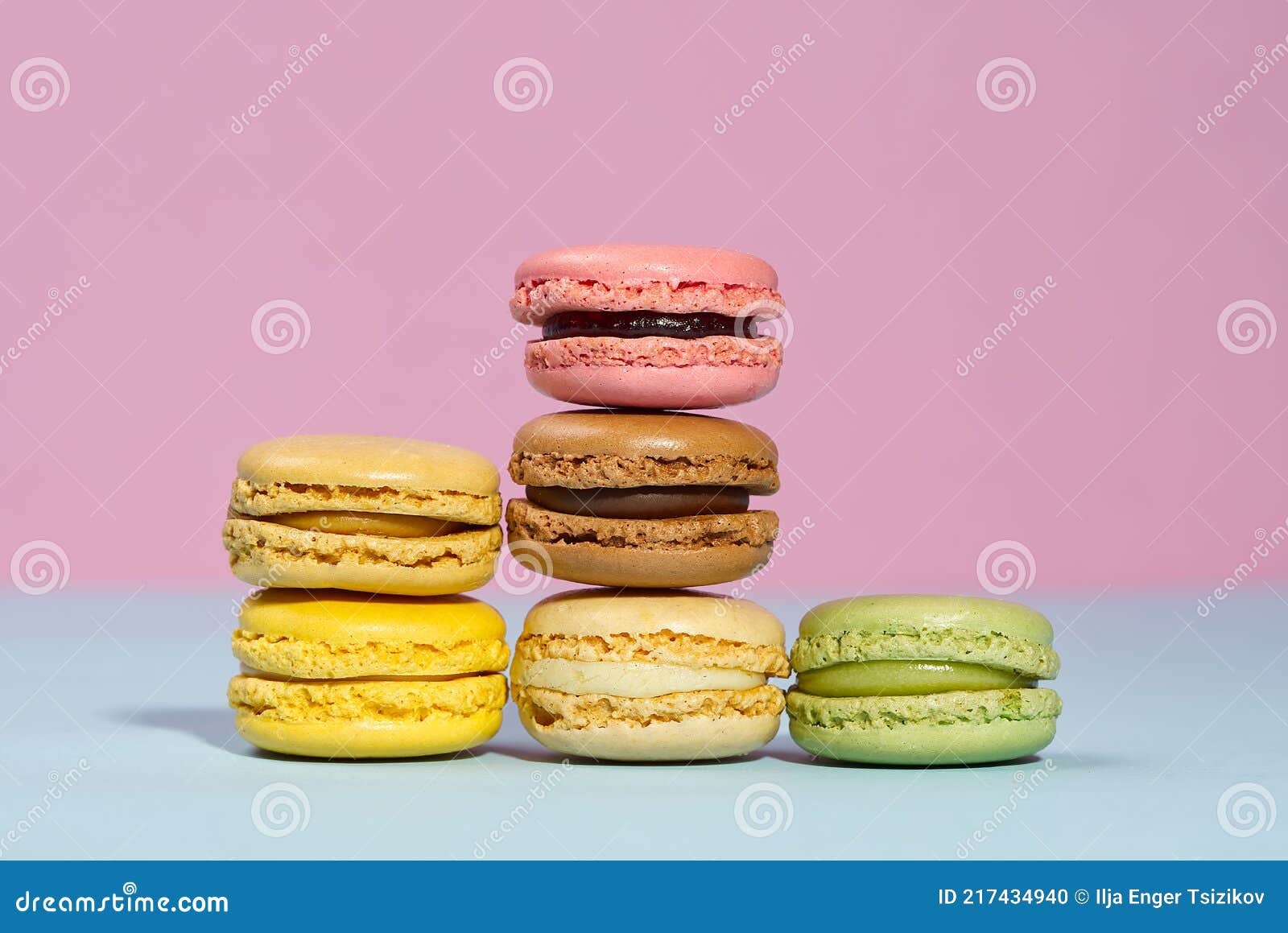 французский десерт макарон на розовом и синем фоне. современные макароны на  красочном фоне. Стоковое Фото - изображение насчитывающей цвет, конфета:  217434940
