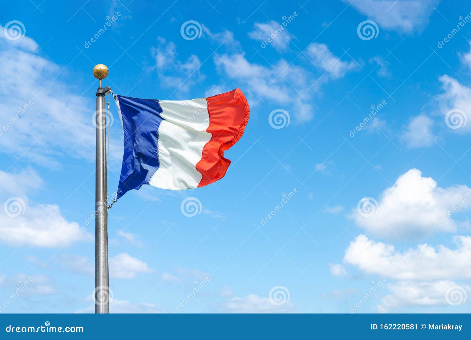 Французский флаг на фоне голубого неба Стоковое Изображение - изображение  насчитывающей национализм, летание: 162220581